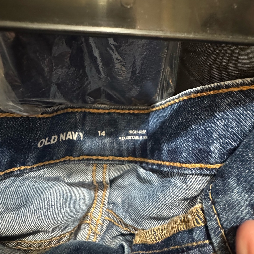 Old Navy junior girls size 14 will fit someone a size 0/25 in women’s